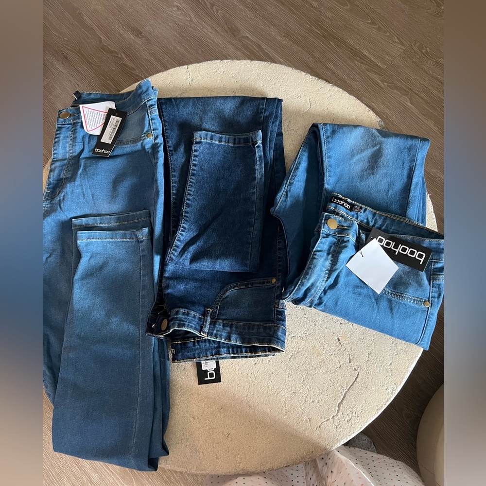 THREE PAIRS OF BOOHOO TALL BLUE DENIM JEGGINGS IN A SIZE 12… 34” INSEAM… NWTS.
